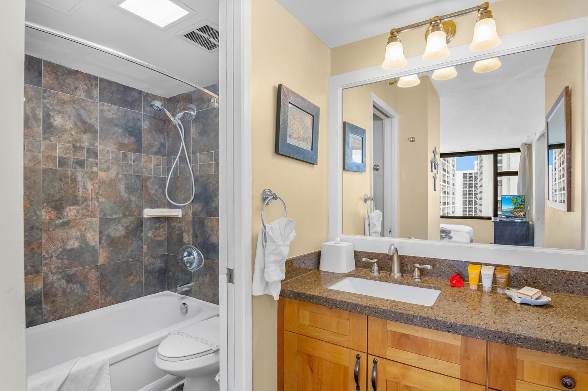 Beautiful 1Br, Steps To Waikiki Beach And Parking 호놀룰루 외부 사진